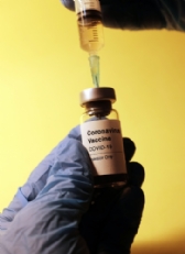 AMERICAN COLLEGE OF PHYSICIANS ATUALIZA RECOMENDA��ES SOBRE VACINA��O CONTRA COVID-19 PARA 2025-2026